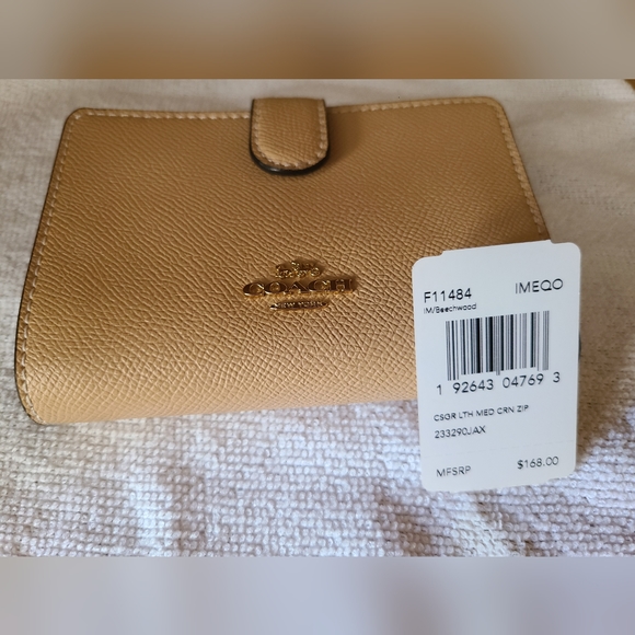 NWT COACH BEIGE WALLET. - Picture 10 of 10